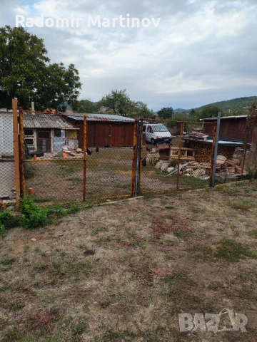 Дворно място в село Лозен без ток и вода. 