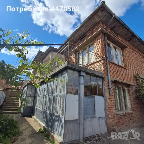 Двуетажна къща с пещ