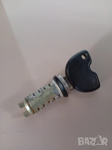 Piaggio Vespa LX50 / C38 4T -Ключ с патрон за запалване/ или за седалка, снимка 3 - Части - 51368917
