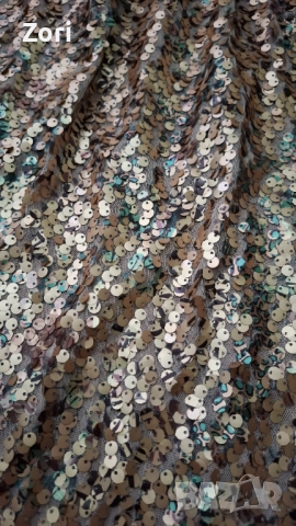 УНИКАЛНО КРАСИВА рокля с гръцко деколте, цялата в златисто-зелени пайети, снимка 3 - Рокли - 52585769