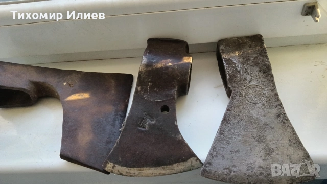 три стари брадви ,топор
