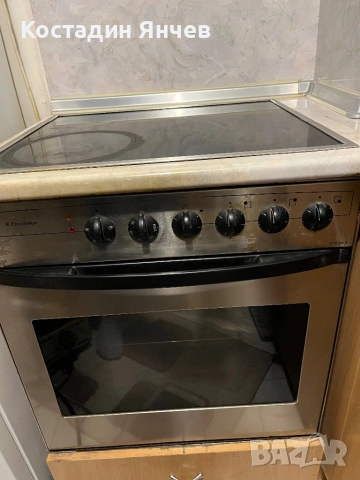 Фурна с котлони за вграждане Electrolux