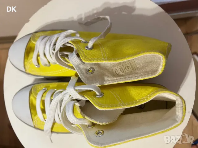 Жълти кецове 