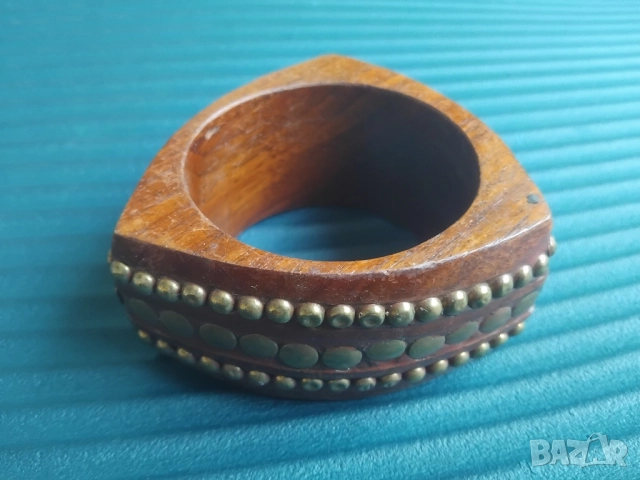 Масивна дървена гривна с метален обков