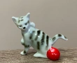 Винтидж порцеланова миниатюра „Коте с червена топка“, снимка 1