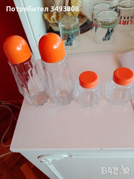 Комплект за хранене -две солници и две малки шишета за олио и оцет , снимка 1