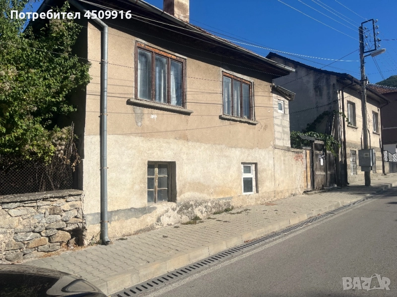 Къща с двор и втора жилищна постройка, снимка 1