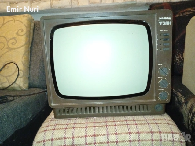 Ретро черно бял рестром работещ телевизор Т/3101 