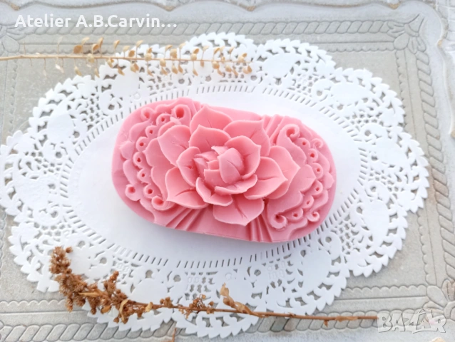 Уникален декоративен сапун ‘Роза’ върху плочка, ръчно изрязан с нож., снимка 4 - Изкуствени цветя - 53525642