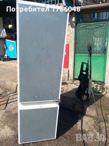 Хладилник с фризер и отделение най отдолу за плодове и зеленчуци