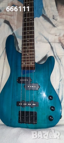 Бас китара-почти нова с кубе