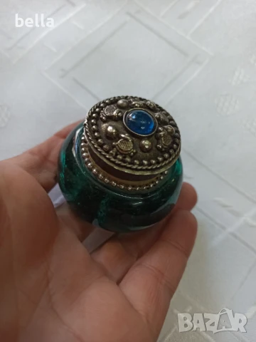 Малка антикварна кутийка красив зелен камък при основата орнаменти при капака височина 5 см , снимка 6 - Антикварни и старинни предмети - 50468306