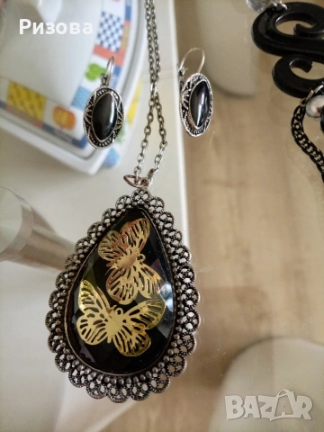 Продавам две кулиета с обици. , снимка 2 - Бижутерийни комплекти - 54131778