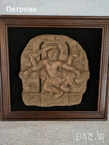 каменно пано на индийски бог оформено като картина. 