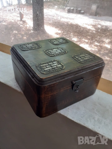 Антикварна дървена кутия с метален обков, снимка 2 - Антикварни и старинни предмети - 53456615