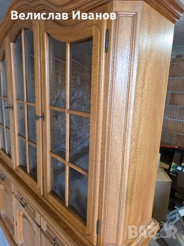 Винтидж трапезен бюфет / витрина от масивна дъбова дървесина с месингови ключалки., снимка 7 - Антикварни и старинни предмети - 53685470