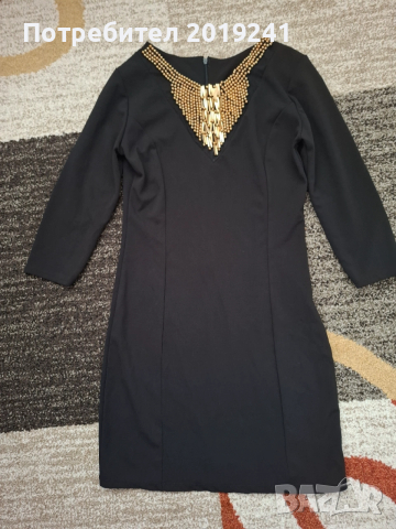 Черена рокля със златисти елементи