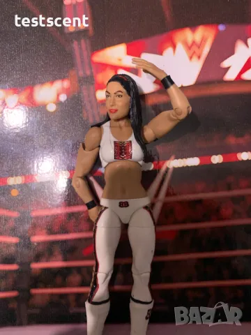 Екшън фигура WWE Brie Bella Бри Бела mattel elite action figure играчка bella twins, снимка 2 - Фигурки - 48747607