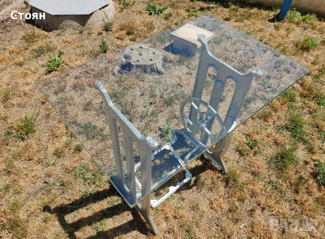 Стъклена маса от крачна шевна машина, снимка 3 - Маси - 50815341