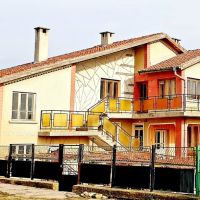 Уютна, многофамилна, триетажна къща с 4.5 декара двор на 45км от Варна, снимка 1 - Къщи - 45434045
