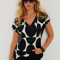 Дамска блузка с V-образно деколте в бяло и черно

, снимка 4 - Тениски - 45664151