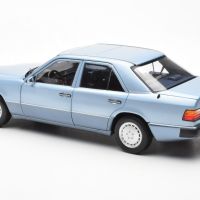 Mercedes-Brnz 230 E W124 1990 - мащаб 1:18 на Norev моделът е нов в кутия, снимка 7 - Колекции - 45502550