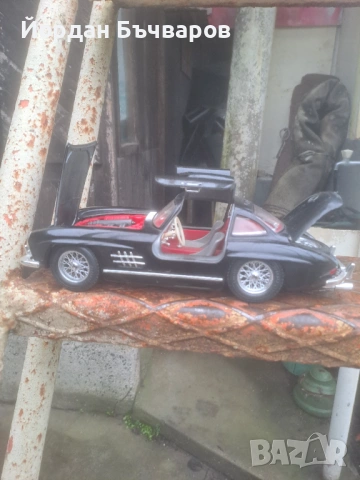 Метални  колекционерски Mercedes Banz 300SL Burago Italy 1:18 метален ретро модел, снимка 4 - Колекции - 53020517