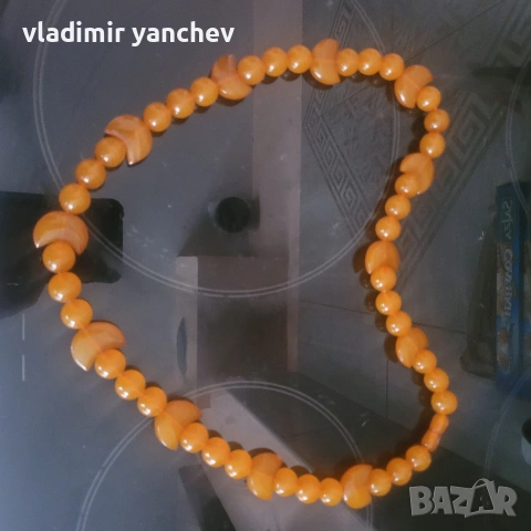 колие от кехлибар