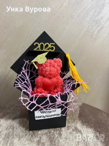 Перфектен подарък за абитуриент с мече от ароматизиран соев восък , снимка 2 - Декорация за дома - 50020099