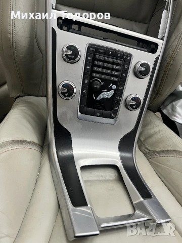 Централна конзола Волво ХС60 2015 , снимка 4 - Аксесоари и консумативи - 53253811