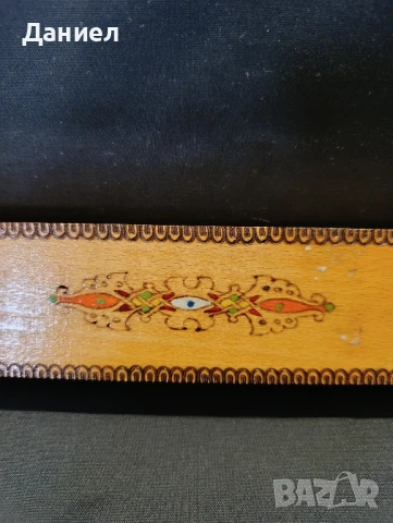 Пирографирана кутия за моливи, снимка 2 - Антикварни и старинни предмети - 51311094