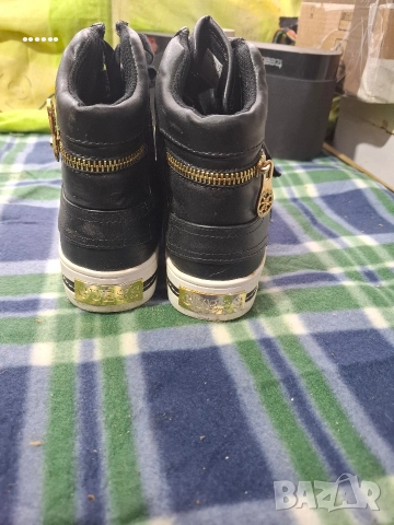 боти Guess, снимка 2 - Дамски боти - 52560958