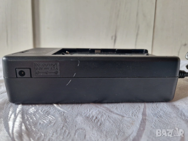 оригинално зарядно устройство (АС адаптер) за фотоапарат Hitachi , снимка 3 - Фотоапарати - 53689735