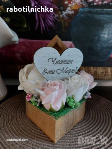 Дървена кутия сърце със сапунени цветя в бяло и розово и гравирано пожелание, снимка 2 - Сувенири от дърво - 45616535