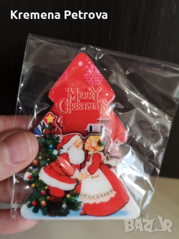 Нов Магнит за хладилник-под формата на елха с Дядо Коледа и Баба Коледа, които се целуват Цена 2,50л, снимка 2 - Декорация за дома - 52646216