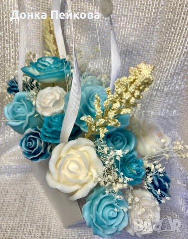 Луксозен букет от соеви  свещи в тюркоаз и бяло – ръчна изработка, снимка 9 - Изкуствени цветя - 53529671