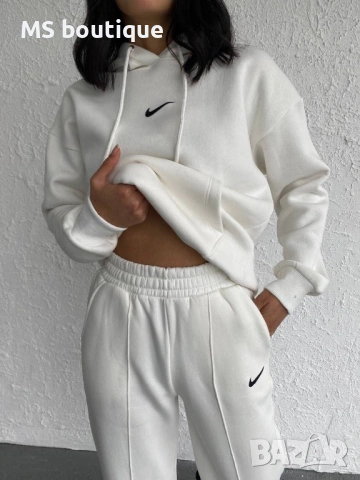 Дамски спортен комплект Nike