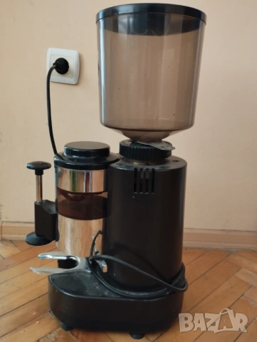 Електрическа професионална италианска кафемелачка , снимка 2 - Кафе машини - 53720070