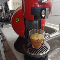 Кафемашина Крупс Долче Густо с капсули, работи отлично и прави хубаво кафе с каймак , снимка 1 - Кафемашини - 45780466