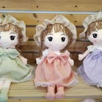 Мека детска кукла с рокля и шапка в нежни цветове 45 см, снимка 3 - Плюшени играчки - 45537675