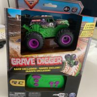 Кола с дистанционно управление Monster Jam 1-64th Grave Digger, играчка за деца, зелено, снимка 3 - Коли, камиони, мотори, писти - 45097146