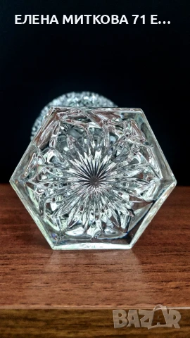 Масивна кристална ваза средна големина с много богата и дълбока гравюра и красиво оформен ръб, снимка 5 - Вази - 51397430