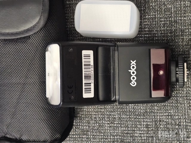 Продавам Компактна светкавица Godox TT350F за Fujifilm, перфектна, без забележки, снимка 3 - Светкавици, студийно осветление - 52641664
