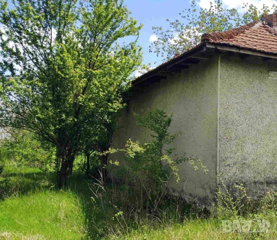 Продава стара къща с дворно място