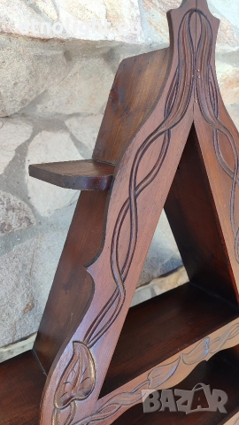 Старинна дървена триъгълна стенна етажерка с рафтчета и дърворезба , снимка 4 - Етажерки - 52747630