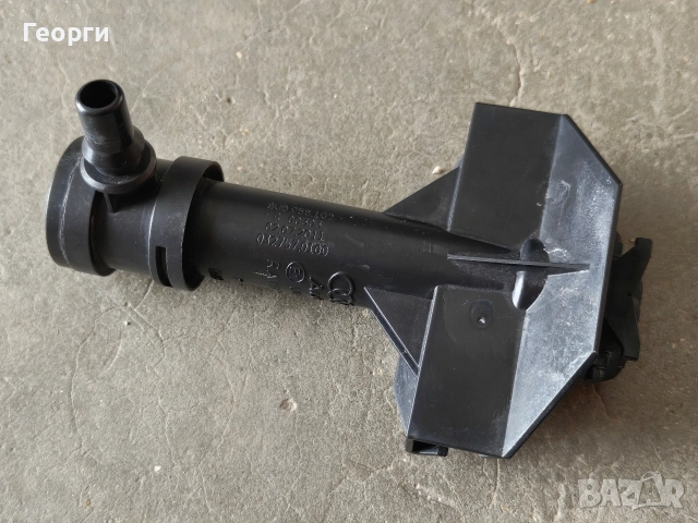 Дясна дюза за миене на фарове Audi Q3 