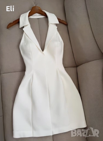 Нова дамска рокля без ръкави с халтер деколте и V-образно изрязване.