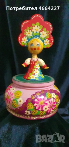 Ръчно рисувана дървена музикална кутия с руска кукла
