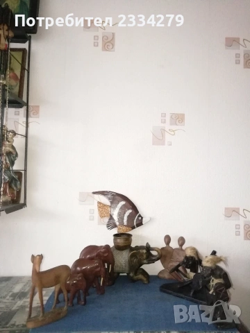 Стари ръчно изработени склуптури, статуетки от дърво, различни държави и години. 