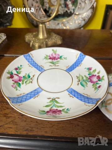 ЛФЗ червен печат Богато  украсена чаша за чай с чинийка и капак. Ръчно рисувани мотиви , снимка 8 - Антикварни и старинни предмети - 52880972